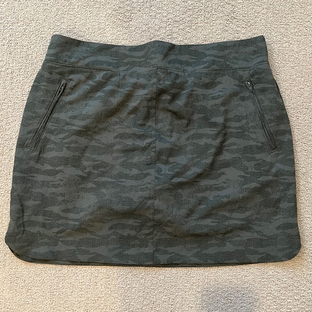 Camo skort with zip pockets in front large